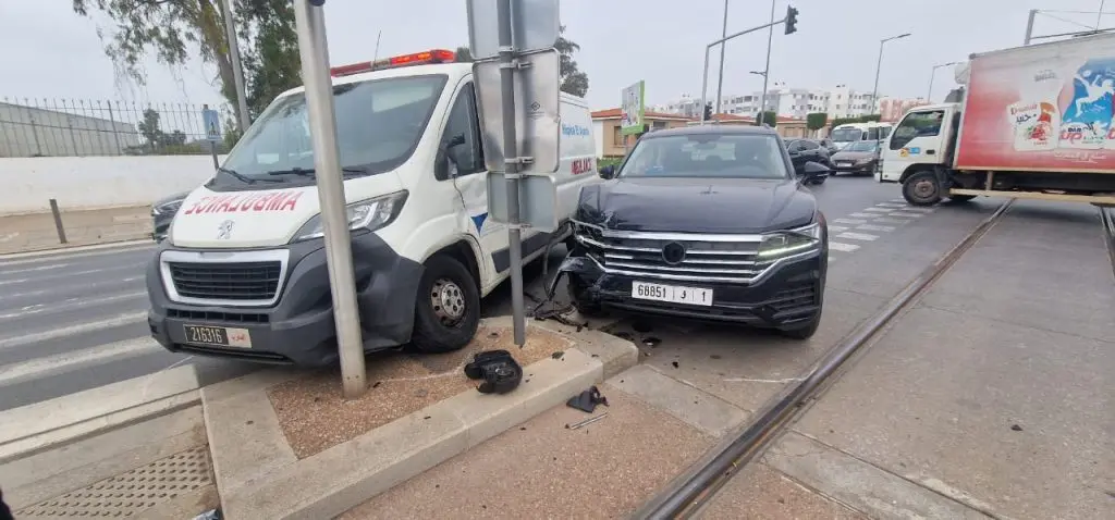 سلا.. اصطدام قوي بين سيارة إسعاف وسيارة يعرقل حركة السير ويوقف الترامواي