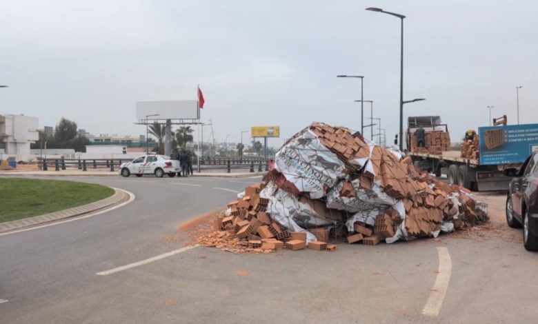 بسبب الحمولة الزائدة.. انقلاب شاحنة محمّلة بالآجور بطريق أزمور