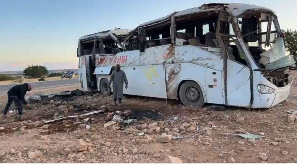 حادثة سير مروعة بتمنار..8 قتلى و20 مصابًا جراء اصطدام حافلة للمسافرين بسيارة (صور)