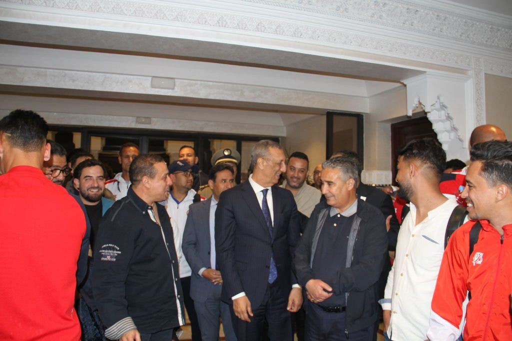 الوالي شوراق يستقبل فريق الكوكب المراكشي بمطار المنارة بعد تحقيق الصعود