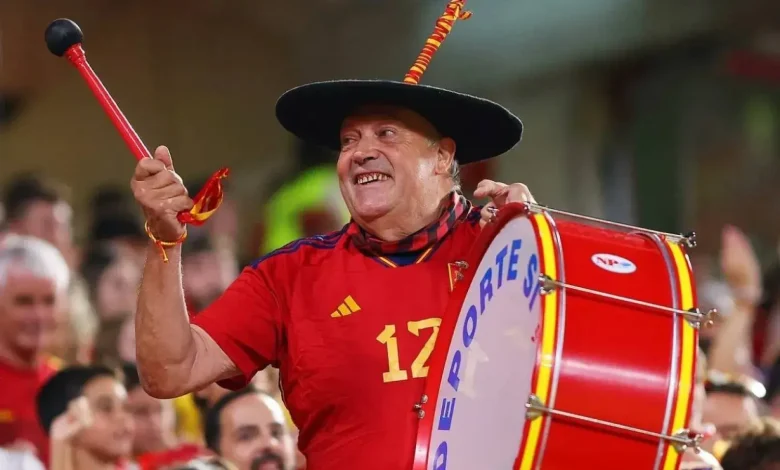 إسبانيا.. وفاة “مانولو” أشهر مشجع للمنتخب الإسباني “لا روخا”