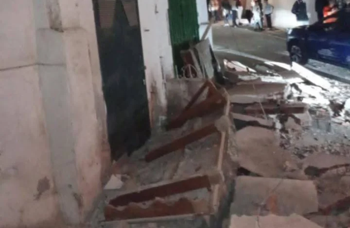 تطوان.. سقوط واجهة بناية سكنية بحي المصلى دون تسجيل ضحايا (صورة)