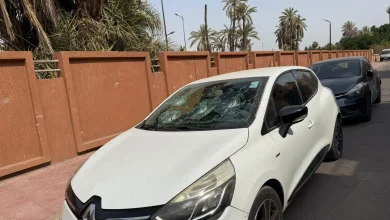 مراكش.. مختل عقليا يكسر واجهات سيارات بالشارع العام