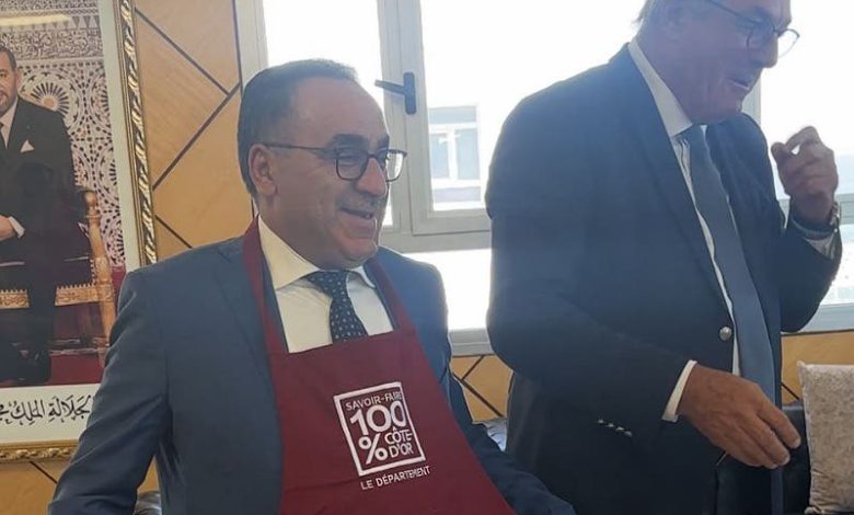جدل وسخرية بعد إهداء رئيس وفد فرنسي “طابلية مطبخ” لرئيس عمالة طنجة-أصيلة – صورة