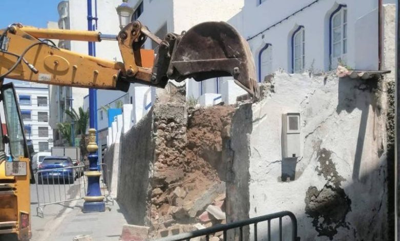 الحسيمة.. هدم كشك إسمنتي عند مدخل المدينة في إطار حملة تحرير الملك العمومي