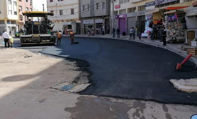 الداخلية تحقق في لجوء منتخبين ل”تزفيت” مناطق نفوذهم الانتخابي و تجاهل أخرى