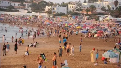 شواطئ المحمدية تستقبل الآلاف من المصطافين هربا من ارتفاع درجات الحرارة