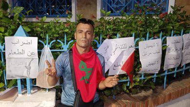 مرتيل.. نقل مضرب عن الطعام إلى المستشفى بعد احتجاج على منع كراء المظلات (صورة)