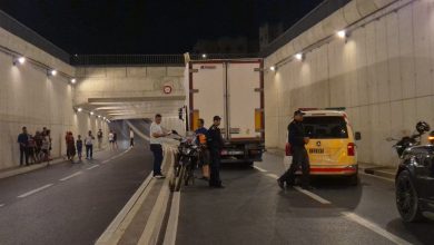 البيضاء.. شاحنة تعلق بقنطرة سيدي البرنوصي وتتسبب في عرقلة حركة السير – فيديو