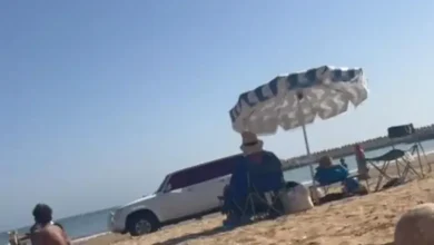 سيارة رباعية الدفع تقتحم شاطئ أكادير وسط ذهول المصطافين