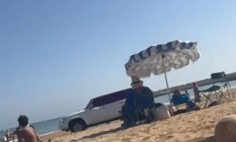سيارة رباعية الدفع تقتحم شاطئ أكادير وسط ذهول المصطافين