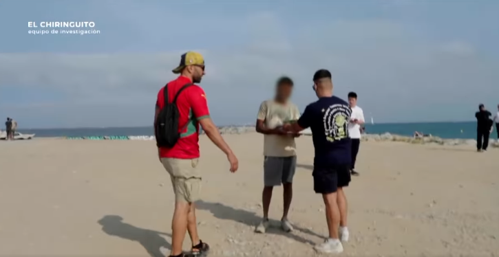الشرطة الإسبانية تستعين بقميص المنتخب المغربي