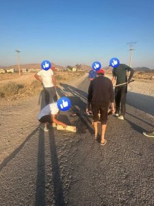 في غياب مديرية التجهيز باقليم جرسيف شباب يصلحون الطريق بين صاكة وعين زهرة(صور)