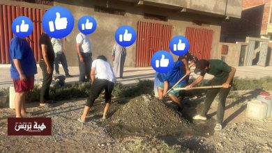 في غياب مديرية التجهيز باقليم جرسيف شباب يصلحون الطريق بين صاكة وعين زهرة(صور)