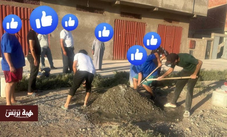 في غياب مديرية التجهيز باقليم جرسيف شباب يصلحون الطريق بين صاكة وعين زهرة(صور)