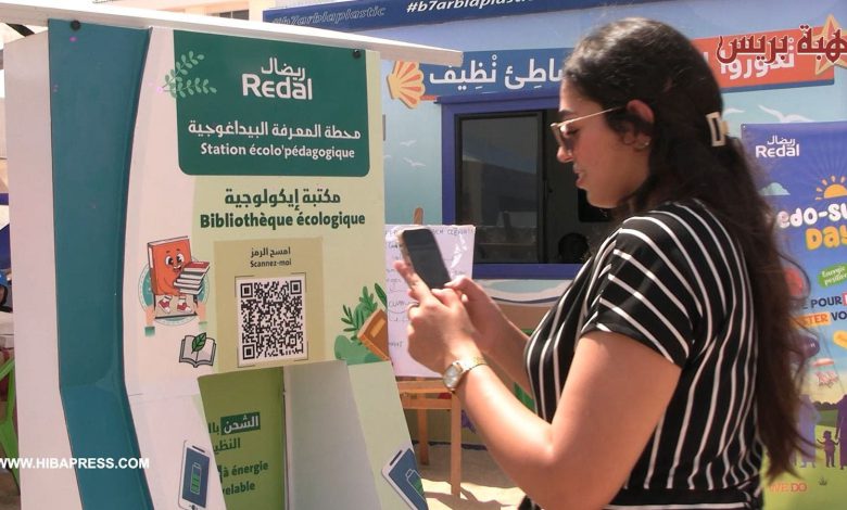“ريضال” تثبت محطات إيكولوجية للشحن المجاني وولوج المكتبة الرقمية  بشاطئي الصخيرات والأمم – فيديو