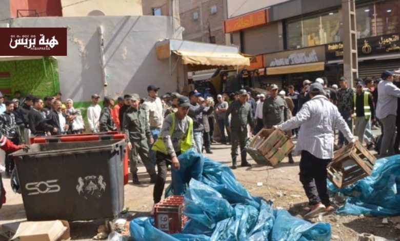 احتلال المِلك العمومي والباعة الجائلين.. سُلطات تُحارب ومواطنون يتبضعون وينتقذون